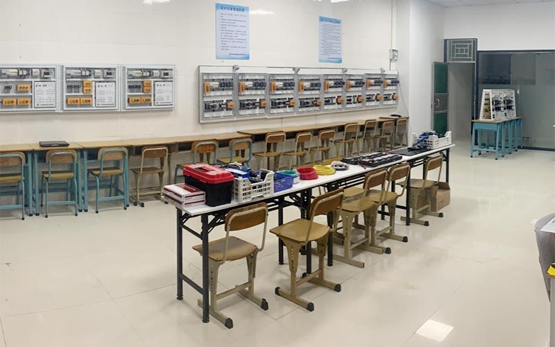 中級(jí)電工高級(jí)電工實(shí)操室一角